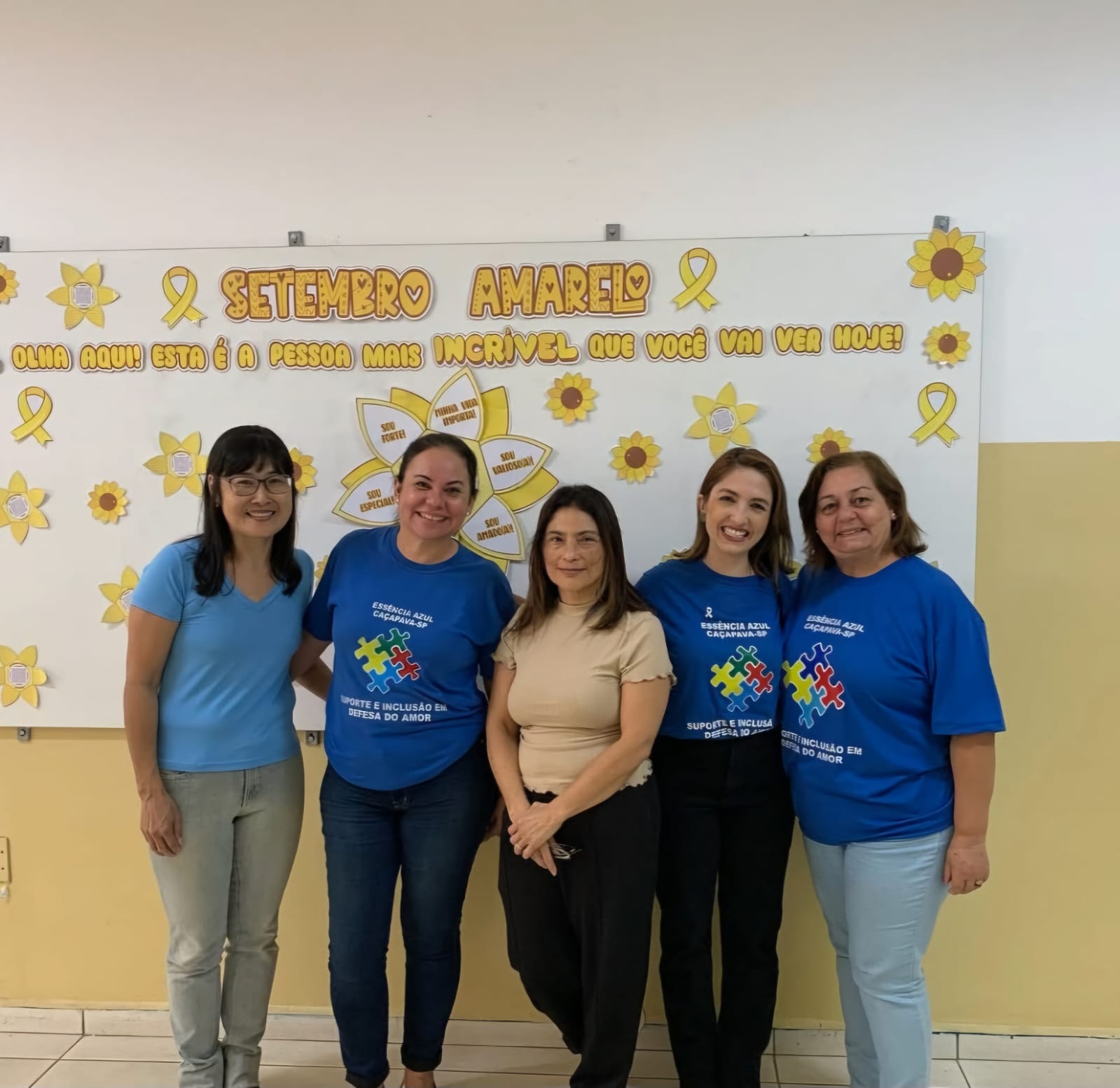 menino com quebra-cabeça em formato de coração